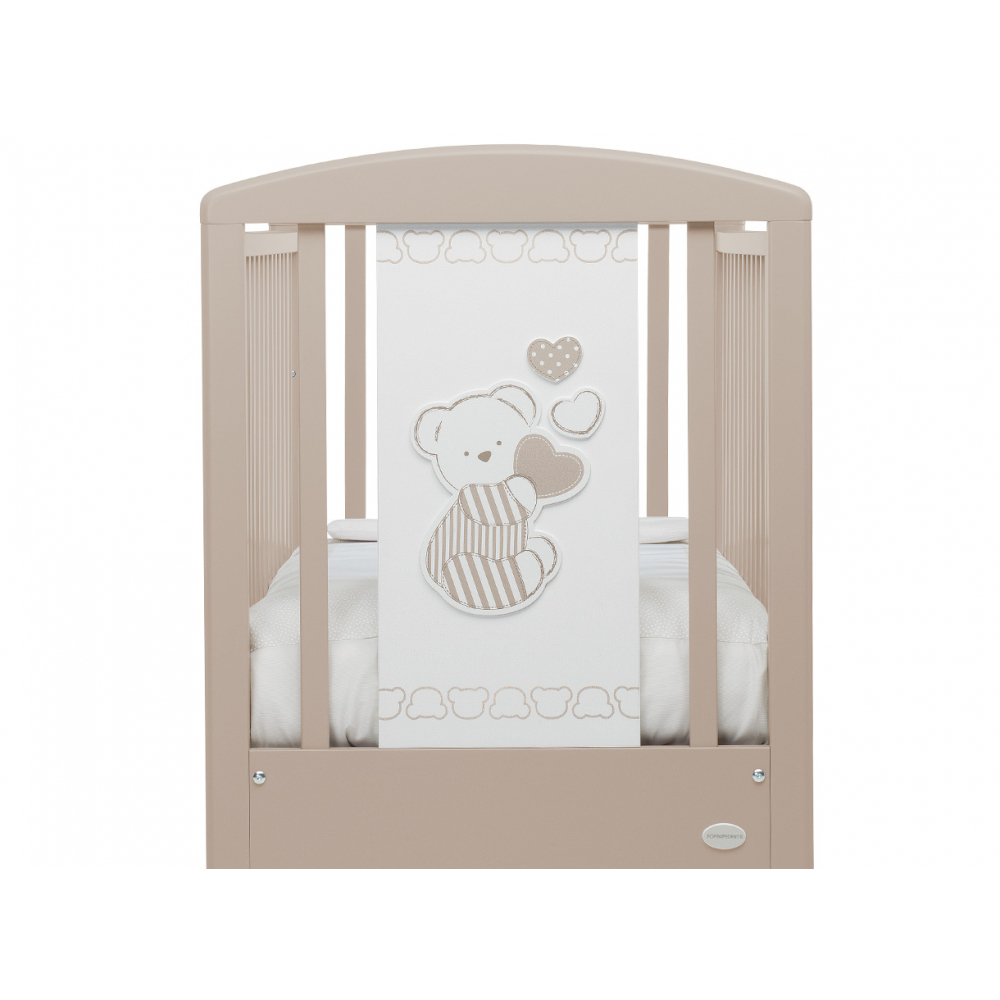 La testate del lettino bianco ha decorazioni con teneri cuori e un dolcissimo orsetto